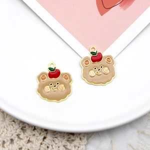 Gedetailleerd overzicht van schattige emaille beer bedeltjes voor DIY sieraden maken