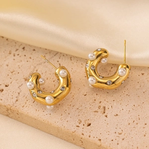 Pendientes de aro dorados en forma de C con perlas blancas y brillantes de strass