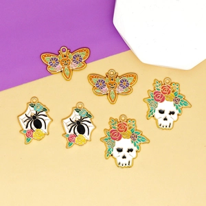 Colección de dijes de esmalte para Halloween con calaveras, arañas y mariposas