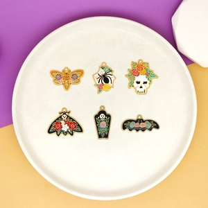 Vista detallada de seis colgantes góticos de Halloween con diseños de flores y calaveras