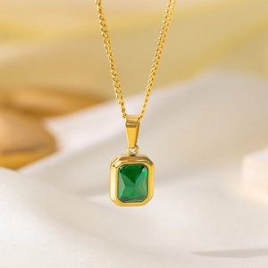 Collier rétro avec pendentif en pierre verte taille émeraude plaqué or 18 carats