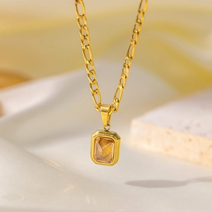 Collier rétro plaqué or 18 carats avec pendentif ambre rectangulaire sur fond de soie