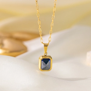 Collier hip hop vintage plaqué or 18 carats avec une pierre précieuse bleu profond