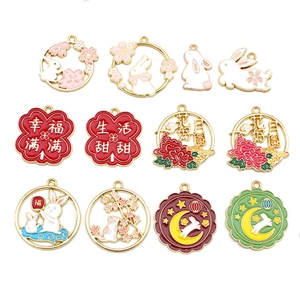 Set de diversos colgantes de esmalte con conejo y flores para la creación de joyería artesanal