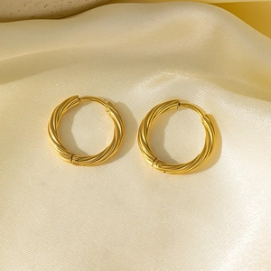 Créoles élégantes en acier inoxydable plaqué or 18 carats avec une texture torsadée