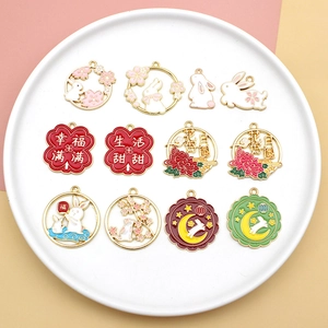Selección de dijes de aleación esmaltada de conejo y flores para joyería DIY del Medio Otoño