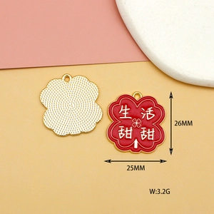 Colgante de flor esmaltada roja con mensaje 'Sweet Life' y medidas de 25x26mm
