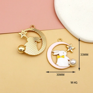 Detalle con dimensiones de 33x30 mm del colgante de conejo y luna de esmalte blanco.