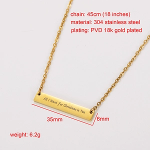 Vista detallada del collar con colgante rectangular de acero inoxidable chapado en oro 18k