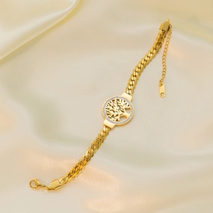 Bracciale albero della vita dorato con zirconi su sfondo di seta color champagne