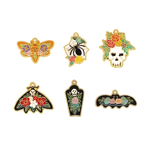 Juego de 6 dijes de esmalte para Halloween con diseños de flores oscuras, araña y cráneo