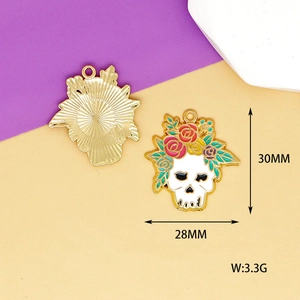 Detalle de colgante de calavera floral con medidas 30mm x 28mm y peso 3,3g