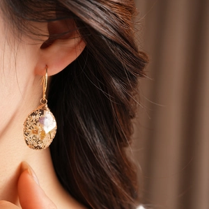 Elegant oval resin earrings with real dried flowers for a vintage pastoral look jewelry