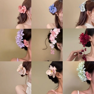 Neuner-Raster-Collage mit verschiedenen Stilen und Farben von floralen Haarspangen am Model.