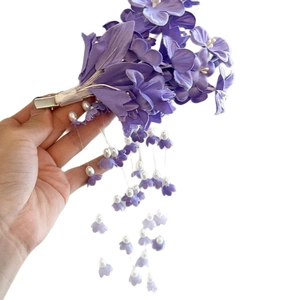 Fermaglio romantico per capelli a fiore in acrilico viola con perle bianche e lunghi pendenti