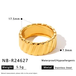 Vue détaillée d'une bague torsadée en acier inoxydable doré avec dimensions et poids de 5,5 grammes.