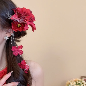 Detailansicht einer romantischen roten Acryl-Blumen-Haarklammer mit Vintage-Anhängern
