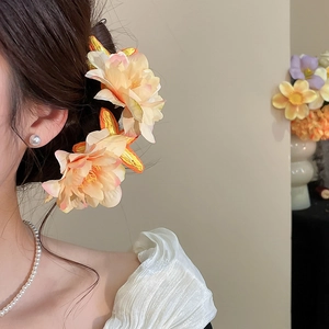 Detailansicht einer romantischen pfirsichfarbenen Blumenhaarspange für elegante Frisuren
