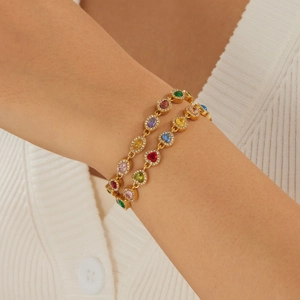 Luxe gouden armbanden met regenboog zirkonia hart en ovale edelstenen op de pols