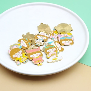 Colgantes esmaltados coloridos de los doce signos del zodiaco en un plato de cerámica blanco