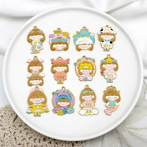 Vista detallada de doce lindos colgantes de aleación de zodiaco en un plato blanco