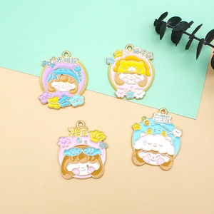 Detalle de cerca de lindos dijes esmaltados de signos del zodiaco para joyería artesanal