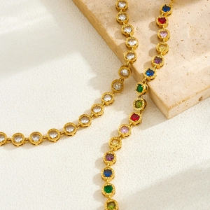 Franse retro gouden ketting met kleurrijke ovale zirkoon en getextureerde metalen rand