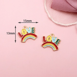 Λεπτομερής προβολή πολύχρωμων LOVE rainbow charms, διαστάσεων 15mm επί 13mm