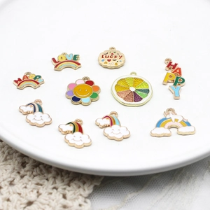 Πολύχρωμα σμάλτα DIY charms με ουράνιο τόξο, λουλούδι και γράμματα τύχης.