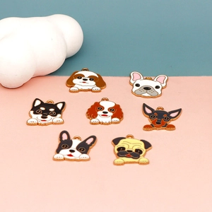 Vista detallada de siete lindos dijes de perro en esmalte para crear bisutería personalizada.