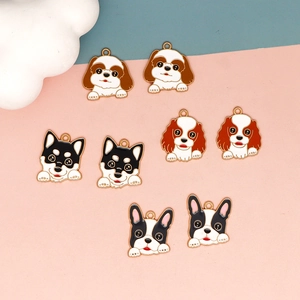 Vista detallada de varios dijes de esmalte de perro de dibujos animados para joyería DIY