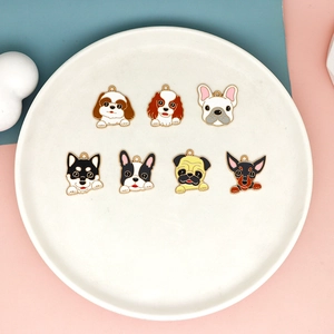 Vista detallada de siete dijes de perro de esmalte de colores en un plato blanco.