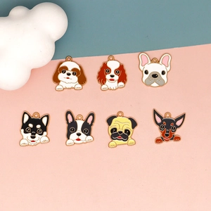 Detalle de dijes de esmalte de cabeza de perro para joyería DIY y otros accesorios