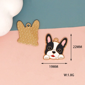 Vista detallada de un dije de bulldog esmaltado con dimensiones 22x19mm y peso de 1,8g