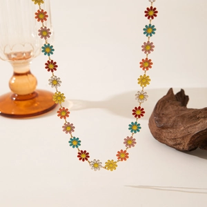 Collar de margaritas de esmalte multicolor para un look veraniego y alegre.