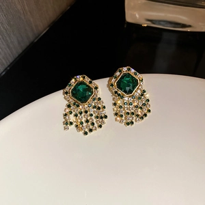 Dettaglio ravvicinato di orecchini vintage a nappa verde smeraldo con cristalli brillanti