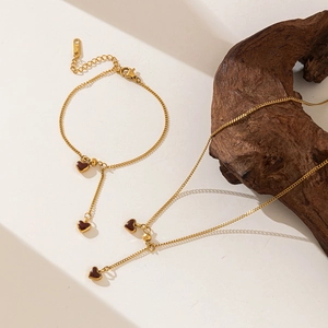 Set collana e bracciale placcati in oro 18K con ciondoli a forma di cuore rosso