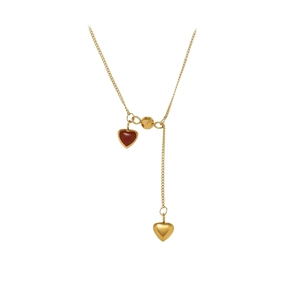Dettaglio della collana placcata oro 18K con ciondolo a cuore rosso e perla lucida