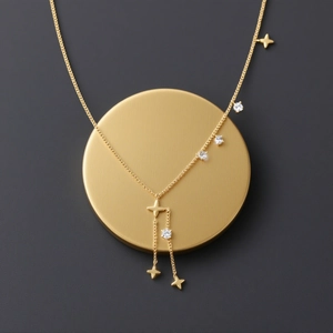 Collier à franges d'étoiles dorées avec zircons sur présentoir de luxe