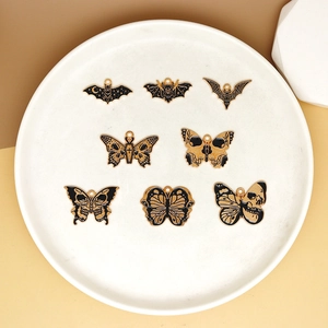 Detailweergave van diverse gotische doodskop vlinder emaille hangers voor DIY sieraden