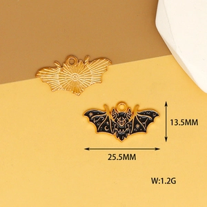 Gedetailleerde weergave van gotische vleermuis-emaille hanger, 25,5 mm bij 13,5 mm