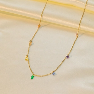 Collier en acier doré 18 carats avec cristaux arc-en-ciel sur soie élégante