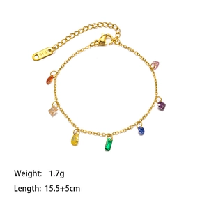 Détail d'un bracelet en acier inoxydable doré 18K avec sept charms de pierres colorées