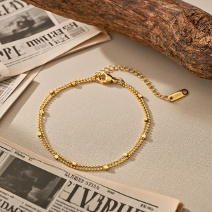 Bracelet perlé double couche en acier inoxydable doré avec des charms carrés minimalistes