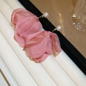 Elegante roze stoffen bloemblad oorbellen met witte parels en gouden accenten