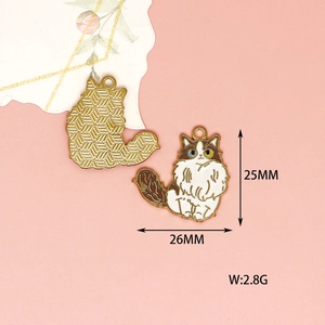 Detail view of enamel cat charm showing 25x26mm size and 2.8g weight specs.