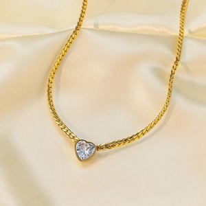 Goldene Herz-Anhänger Halskette mit Zirkon und flacher Schlangenkette auf Seidenstoff