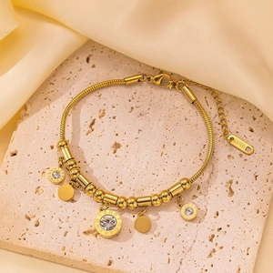 Böhmisches 18K vergoldetes Schlangenarmband mit Sternanhängern auf Travertinstein