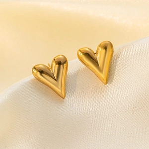 Élégantes boucles d'oreilles puces en forme de cœur plaquées or 18 carats sur soie