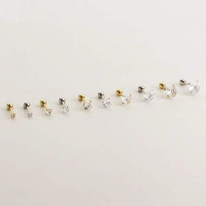 Gros plan sur des boucles d'oreilles cœur en argent s925 avec zircons et fermoir à vis